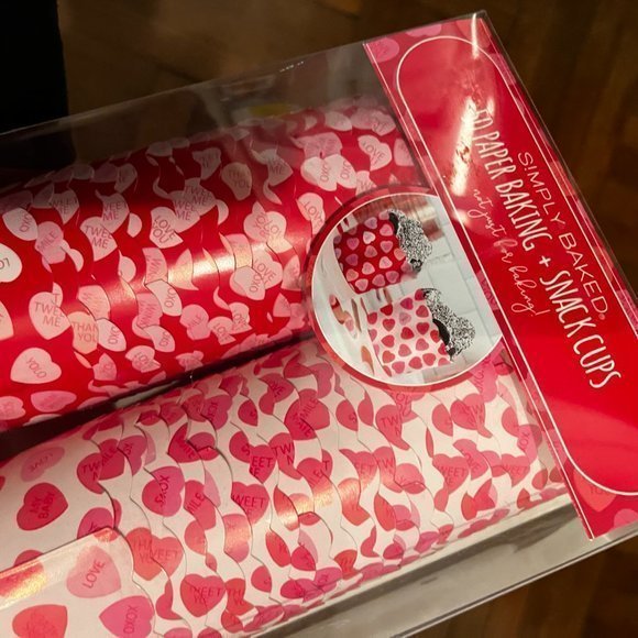 Cupcakes or Baking Cups for Small Cakes (100/Heart-Themed)(new) (party supplies) - Picture 5 of 14